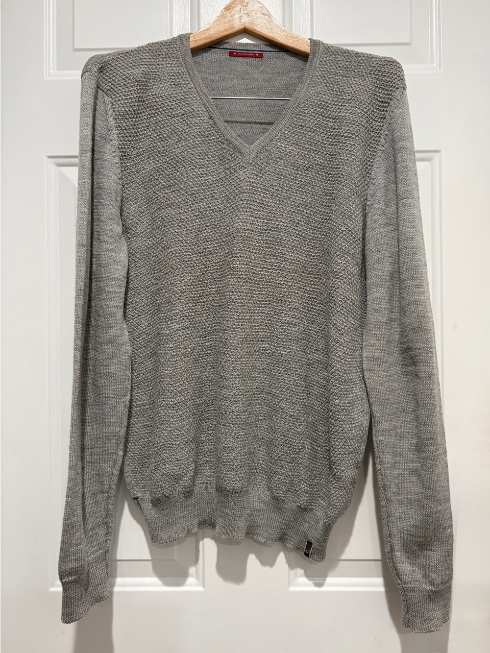 Men's Jacob Cohen 100% wool, Italian made, V-Neck Sweater in Light Gray, Large